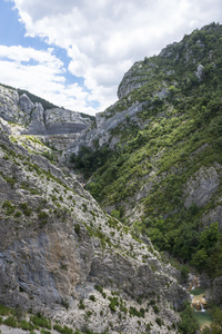 峡谷在法国德，托拉讷的线索