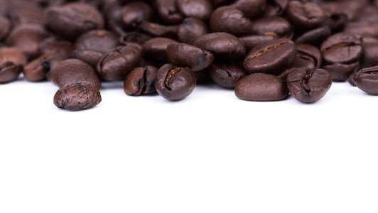 孤立在白色背景上的褐色咖啡豆
