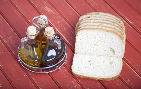 切片的面包用油和醋图片