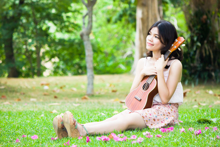 ykulele 吉他室外的亚洲女孩