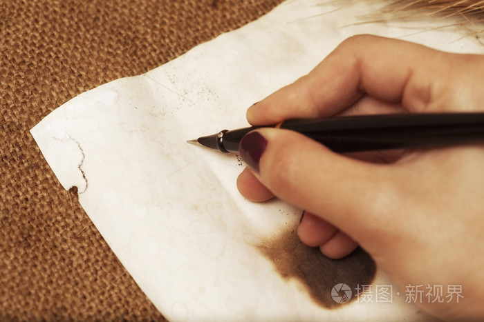 将一支笔写在纸上