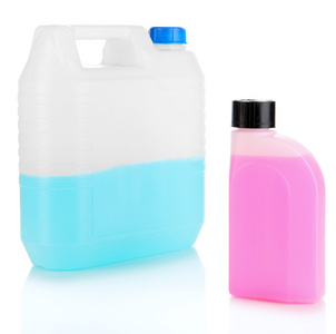 蓝色和粉红色液体的毒气罐被隔绝在白色的车