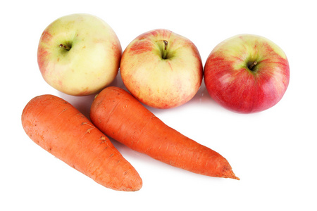 甜苹果和胡萝卜上白色隔离
