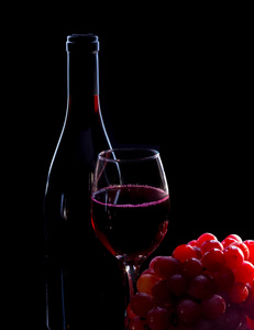 红葡萄酒瓶 葡萄和全玻璃