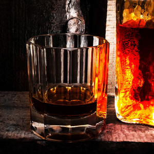 威士忌苏格兰威士忌玻璃和一瓶
