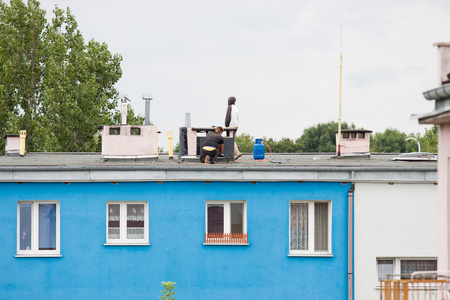 生成器工人在屋顶保温工作