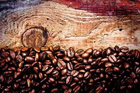 老天然木制背景上的咖啡豆