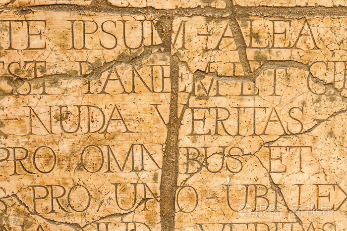 破裂的斑块与拉丁语题字和罗马字母