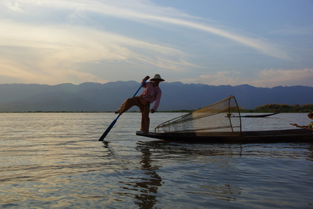 茵莱湖在缅甸 缅甸 采用独特技术的腿划船和圆锥形的鱼网的渔民