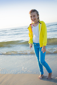 夏天在海滩海滩上的年轻女孩的肖像