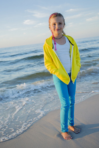 夏天在海滩海滩上的年轻女孩的肖像