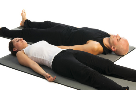 白之恋人仰尸式瑜伽姿势图片