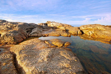 美丽的热带海景岩质海岸，普吉岛