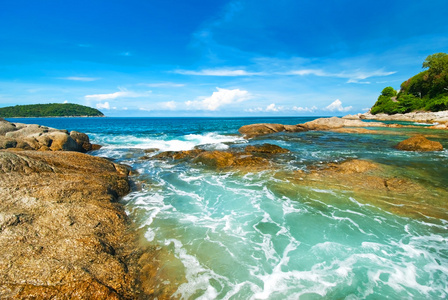 美丽的热带海景岩质海岸，普吉岛