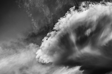 云层和暴风雨前的天空