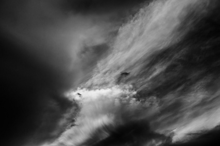 云层和暴风雨前的天空