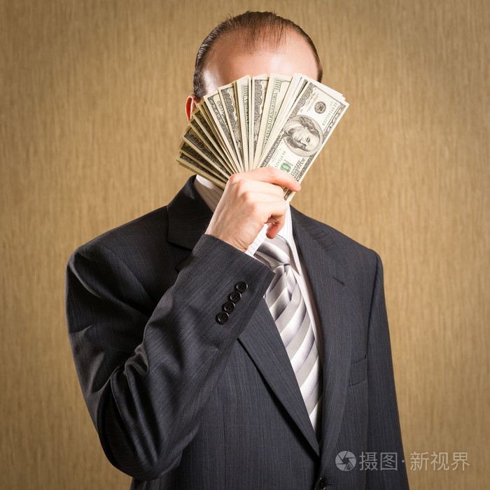 男子隐瞒他的脸上一大笔钱