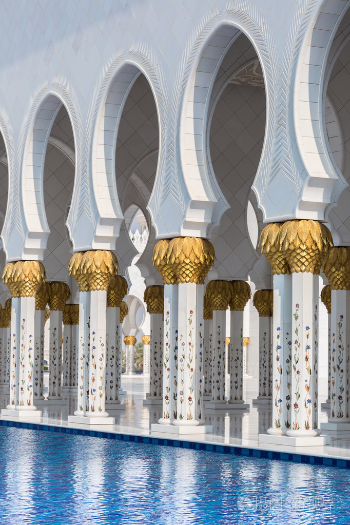 入口处的世界著名地标苏丹谢赫扎耶德清真寺阿布扎比阿联酋黄金装饰柱