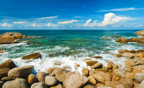 美丽的热带海景岩质海岸，普吉岛