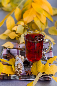 红茶和秋天枫叶