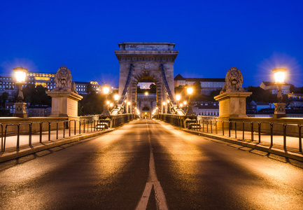 链桥或塞切尼 lanchid 在布达佩斯的夜晚