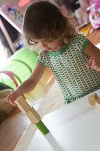 可爱的小女孩玩玩木制积木