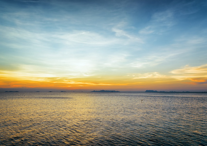 海和天空的晚霞。美丽的风景