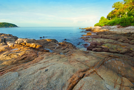 美丽的热带海景岩质海岸，普吉岛