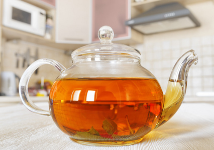 在厨房里的新鲜茶叶的茶壶