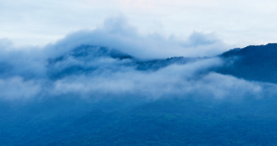 晨雾山