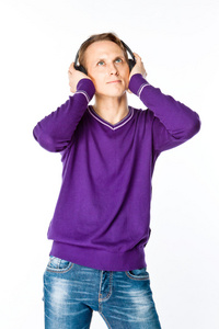 男人喜欢听听音乐头戴式耳机