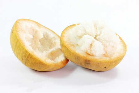 孤立在白色背景上的新鲜 santol 水果