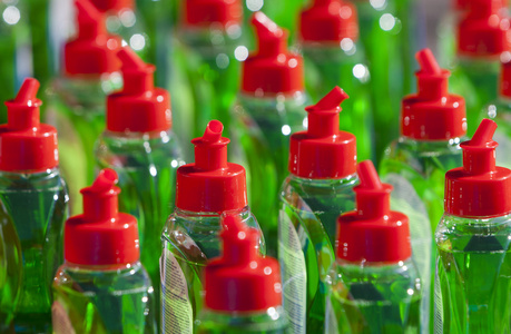 许多 bottels 绿色洗涤剂