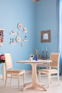 餐厅内部用鲜花装饰板蓝墙
