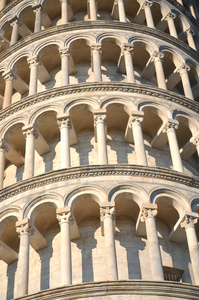 在意大利托斯卡纳比萨奇迹广场上著名的比萨斜塔