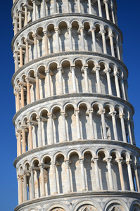 在意大利托斯卡纳比萨奇迹广场上著名的比萨斜塔