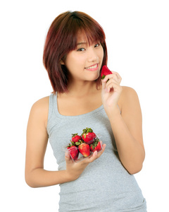 孤立年轻亚裔女子带一盒草莓