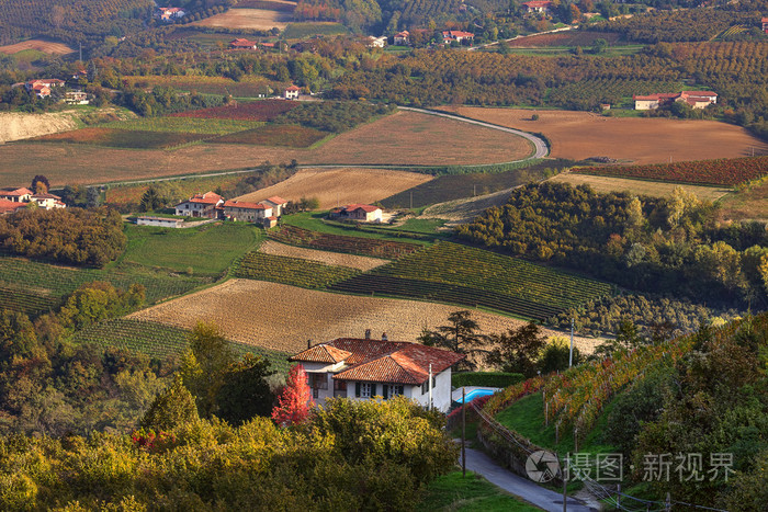 农村的房子和秋季字段在意大利