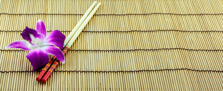 兰花竹垫上筷子