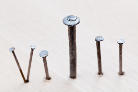 钉子钉进木栈图片