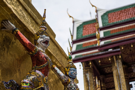 在泰国曼谷的扫管笏 pra keaw 巨人雕像