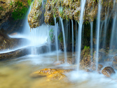 瀑布和绿色苔藓的石头