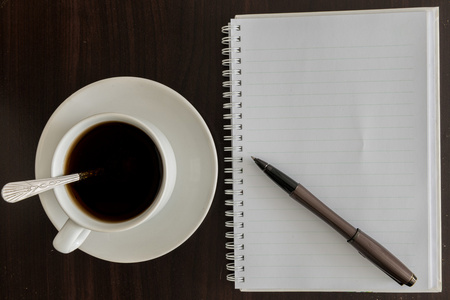 打开一个空白的白色笔记本 笔和杯咖啡
