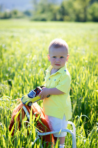 男孩一年。一个孩子在玩在绿色的草地上