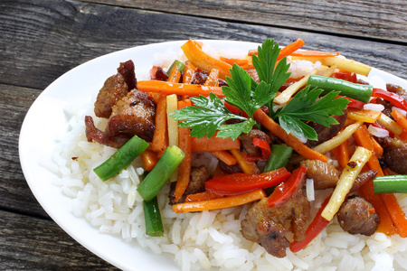 水稻与猪肉和蔬菜