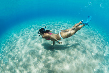 在热带海中浮潜的女人
