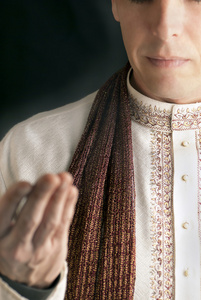 爱好和平的人在祷告中的传统印度服饰