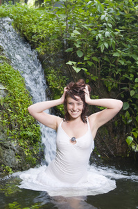 在瀑布中快乐的女人