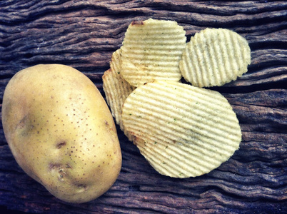 薯片和新鲜马铃薯