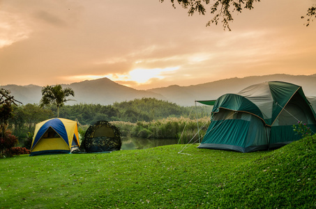 在山的草地上设置的帐篷